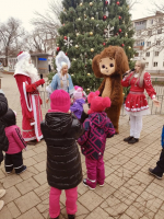 Сегодня в Ейске прошел детский утренник у елки с Чебурашкой и Апельсинкой