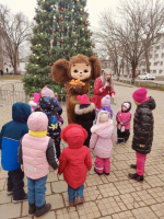 Сегодня в Ейске прошел детский утренник у елки с Чебурашкой и Апельсинкой
