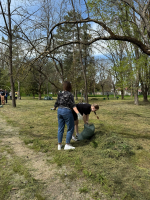 В рамках Всероссийского субботника, в парке пос. Октябрьский Ейского района состоялся масштабный субботник по наведению санитарного порядка