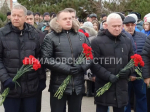 Больше 100 портретов смотрят со стендов на ейчан на Молодёжной площади