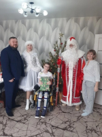 Сегодня глава Ейска Денис Квитовский приехал в гости к 15-летнему Акиму Лесниченко, который оставил на ёлке, установленной в администрации, своё пожелание получить к новому году подарок-сюрприз.