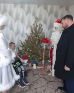 Сегодня глава Ейска Денис Квитовский приехал в гости к 15-летнему Акиму Лесниченко, который оставил на ёлке, установленной в администрации, своё пожелание получить к новому году подарок-сюрприз.