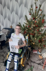 Сегодня глава Ейска Денис Квитовский приехал в гости к 15-летнему Акиму Лесниченко, который оставил на ёлке, установленной в администрации, своё пожелание получить к новому году подарок-сюрприз.