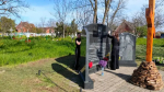 В Ейске руководитель епархиального отдела по взаимодействию с казачеством и волонтёры облагораживали мемориал