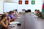Сегодня в заседании постоянной депутатской комиссии районного Совета приняли участие заместитель главы Ейского района, начальник финансового управления администрации муниципалитета Елена Карпухина, начальник управления ЖКХ и КС районной администрации Нико