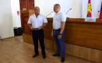 После непростой ночи для муниципалитета аппаратное совещание рабочей недели в районной администрации всё же начали с торжественного награждения