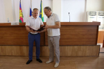 После непростой ночи для муниципалитета аппаратное совещание рабочей недели в районной администрации всё же начали с торжественного награждения