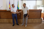 После непростой ночи для муниципалитета аппаратное совещание рабочей недели в районной администрации всё же начали с торжественного награждения