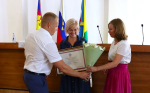 После непростой ночи для муниципалитета аппаратное совещание рабочей недели в районной администрации всё же начали с торжественного награждения